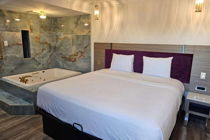 1 King Bed (15 of 21)