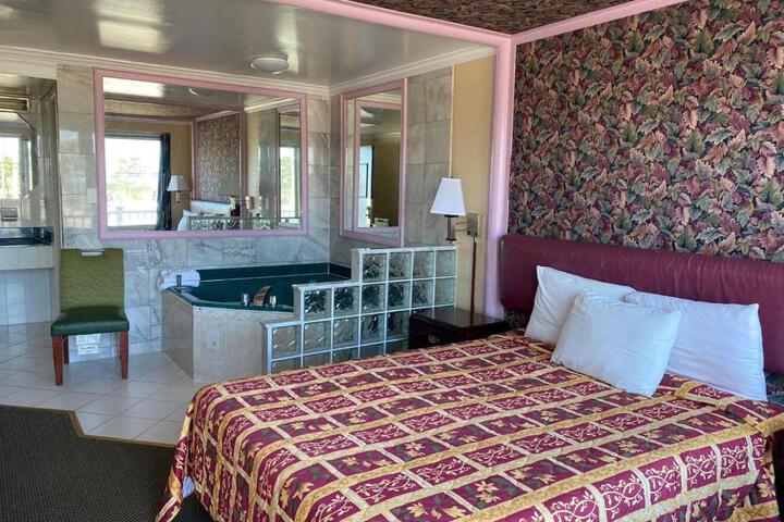 1 Queen Bed (2 of 2)