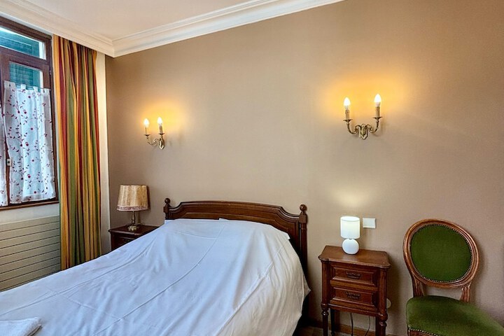 Room 6 of 33