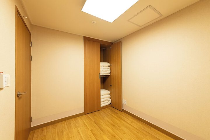 Room 18 of 100