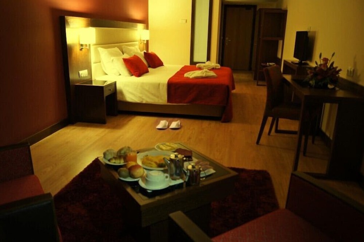 Room 9 of 38