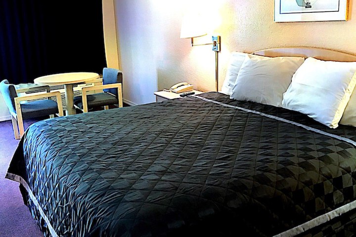 1 King Bed (16 of 19)