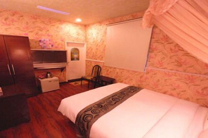 Room 6 of 34
