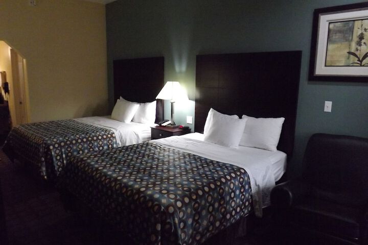 2 Queen Beds (5 of 8)