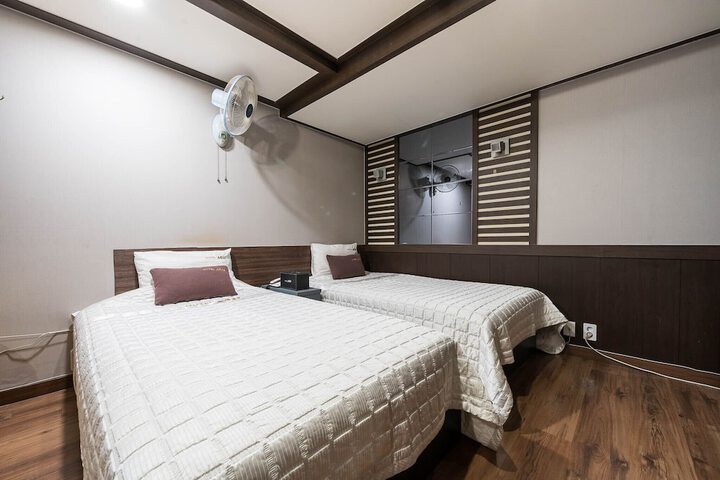 Room 10 of 34