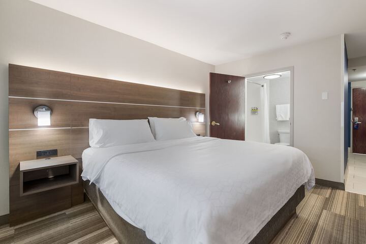 1 King Bed (10 of 10)