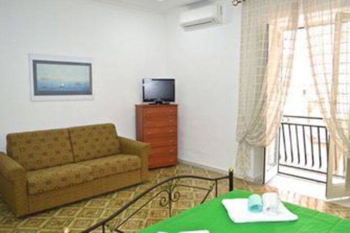 Room 6 of 9