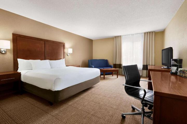 1 King Bed (2 of 6)