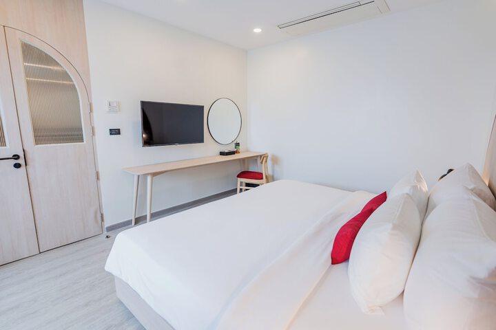Room 102 of 190
