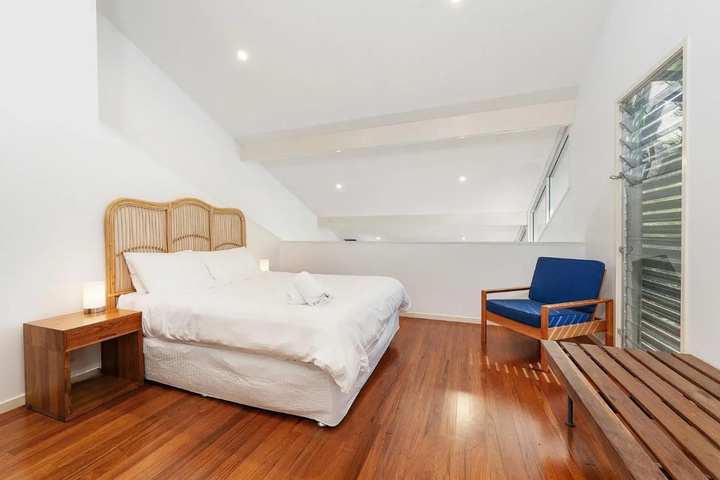 Room 4 of 16