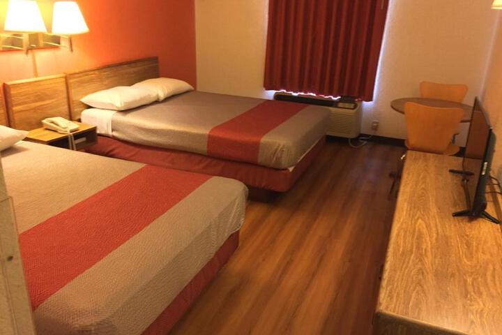 2 Queen Beds (1 of 7)