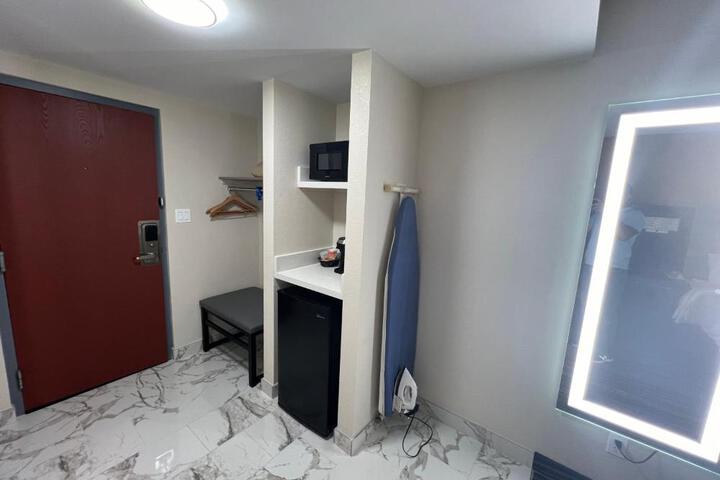1 King Bed (3 of 7)