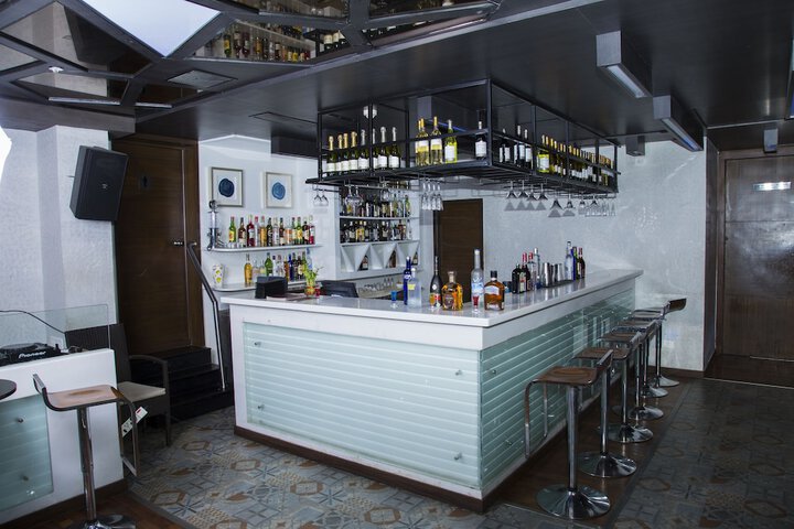 Lounge 6 of 8