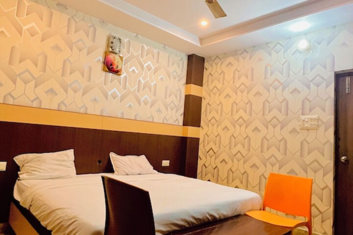 Room 6 of 10