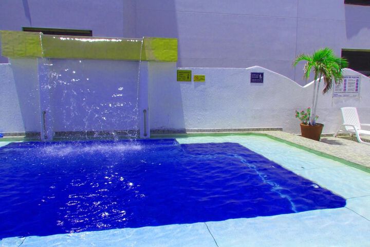 Hotel Pool