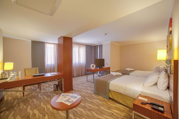 Room 6 of 37