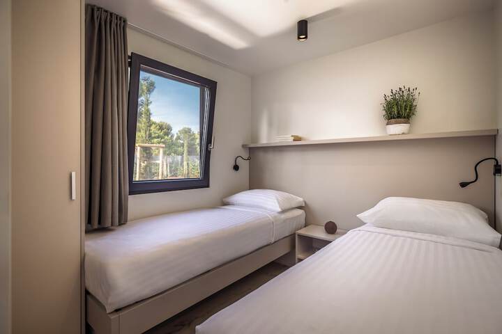 Room 6 of 42