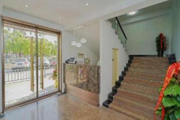 Light Living Light Luxury Boutique Hotel (Baoshan Campus Shanghai University)