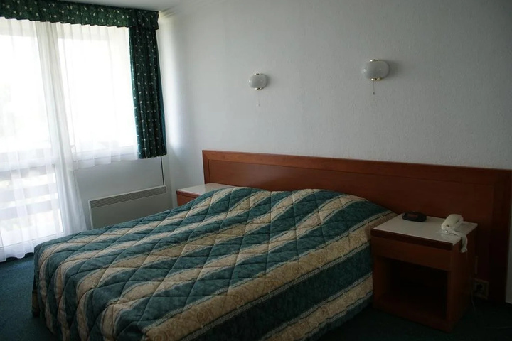 Room 5 of 12