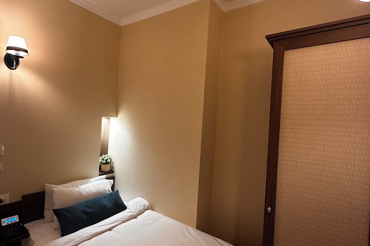 Room 13 of 115