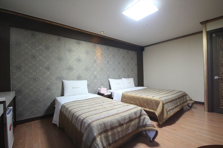 Room 6 of 19