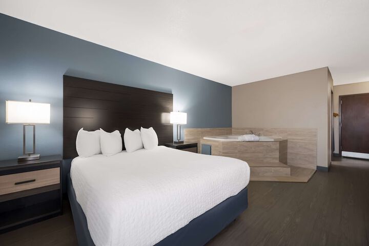 2 Queen Beds (10 of 16)