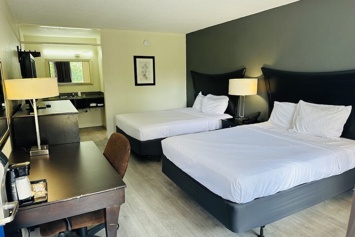2 Queen Beds (2 of 3)