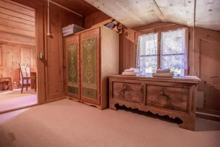 Room 2 of 5