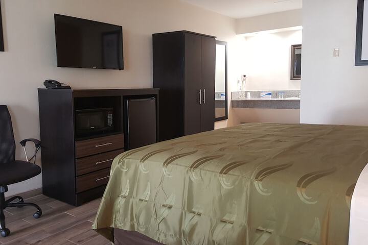 1 King Bed Accessible Upgrade (22 of 26)