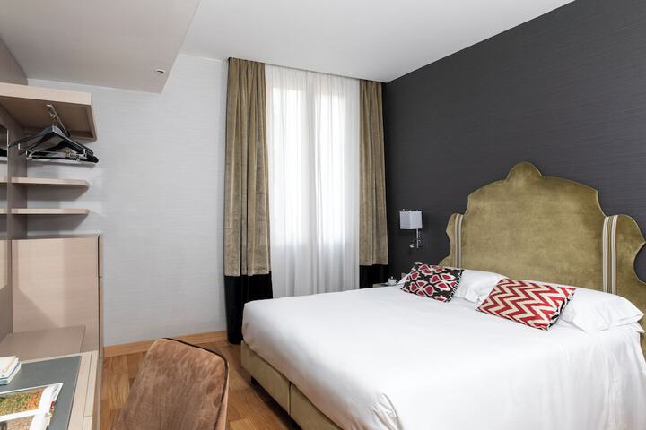 Room 18 of 162