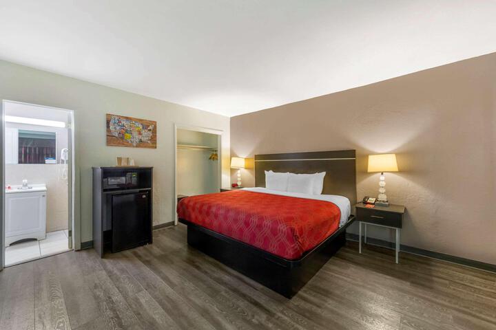 1 King Bed (5 of 24)