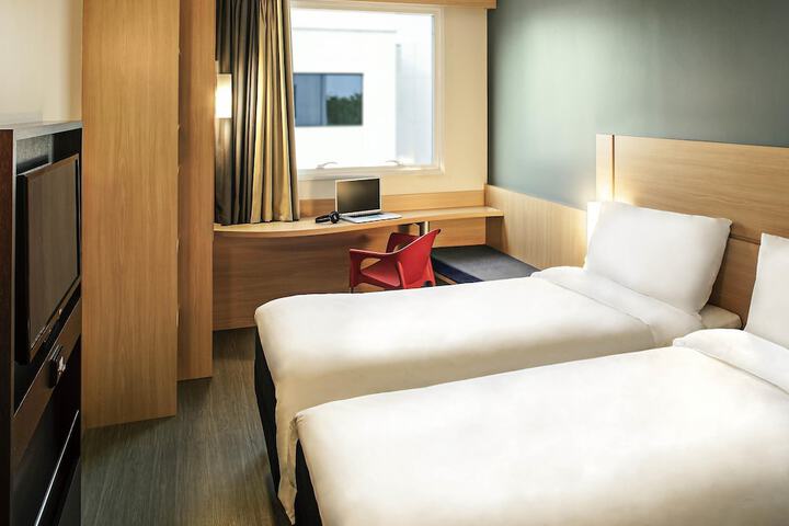 Room 7 of 18