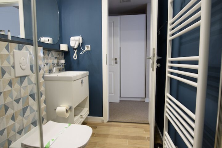 Room 16 of 28