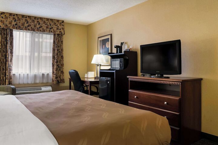 1 King Bed (6 of 7)