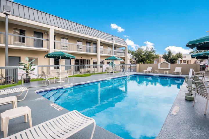 Hotel Pool