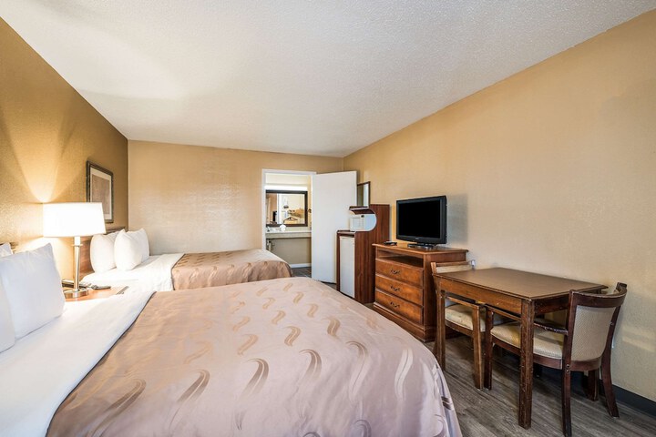 2 Queen Beds (5 of 13)