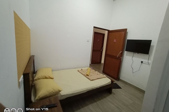 Room 5 of 9