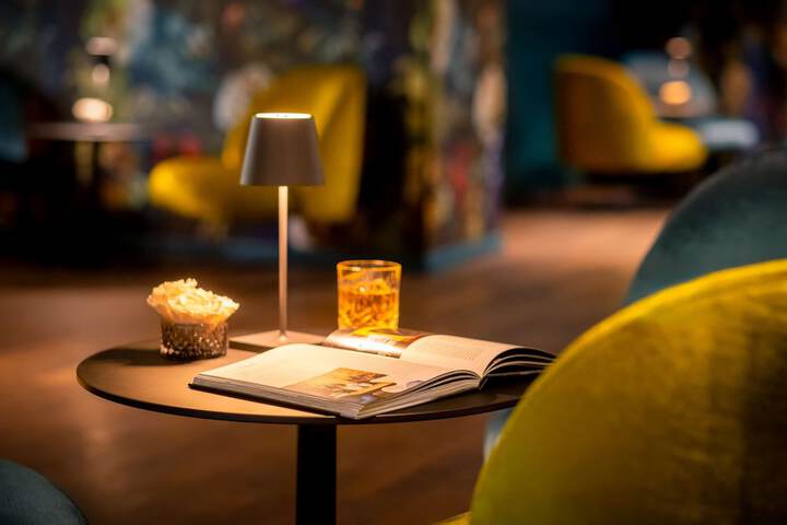 Lounge 103 of 119