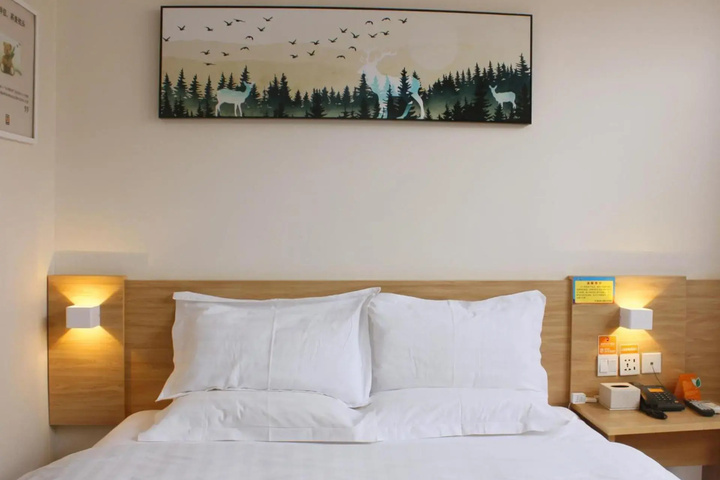 Room 5 of 9