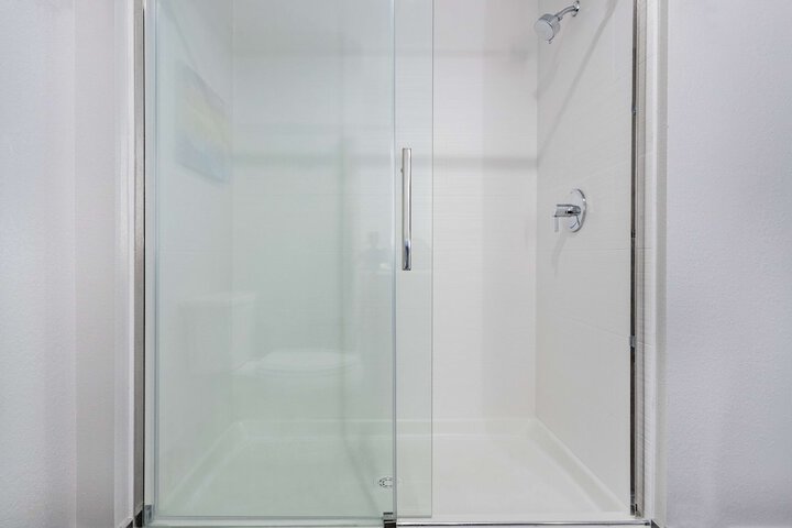 1 King Bed Mobility Accessible Bathtub with Grab Bars (1 of 18)