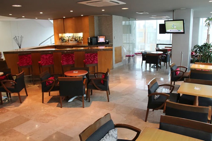 Lounge 44 of 56