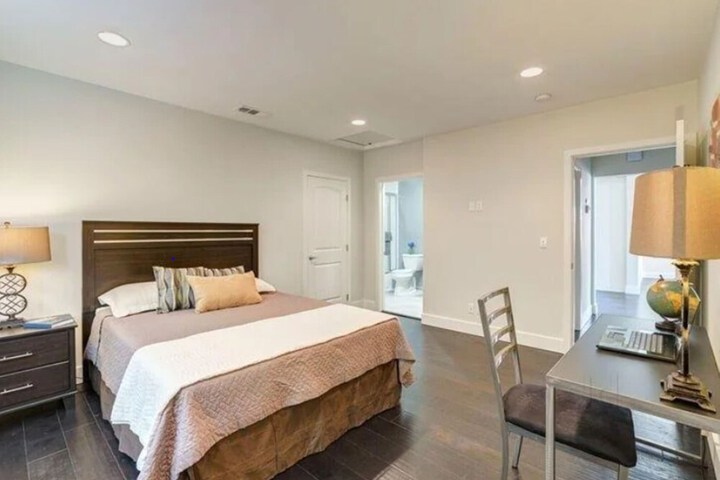 Room 8 of 9