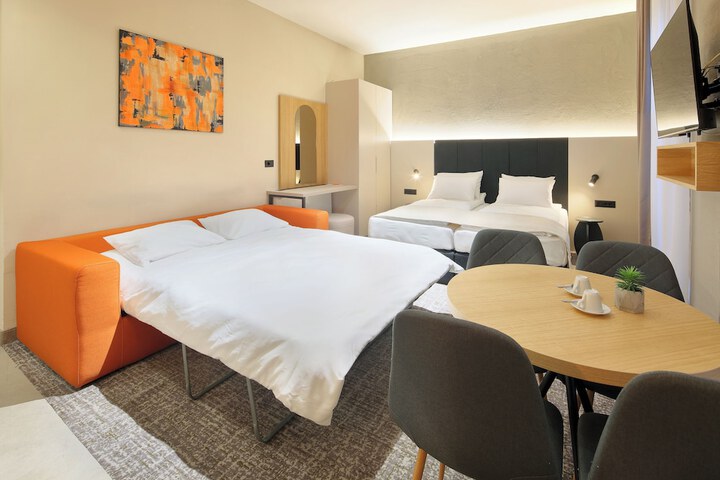 Room 10 of 80