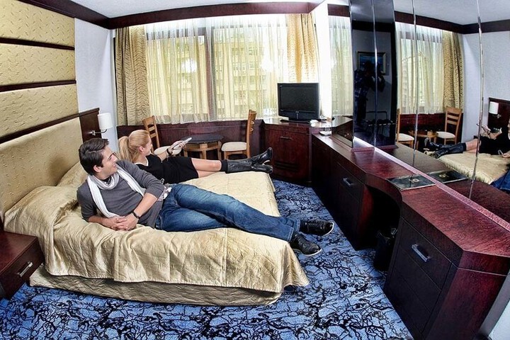 Room 5 of 12