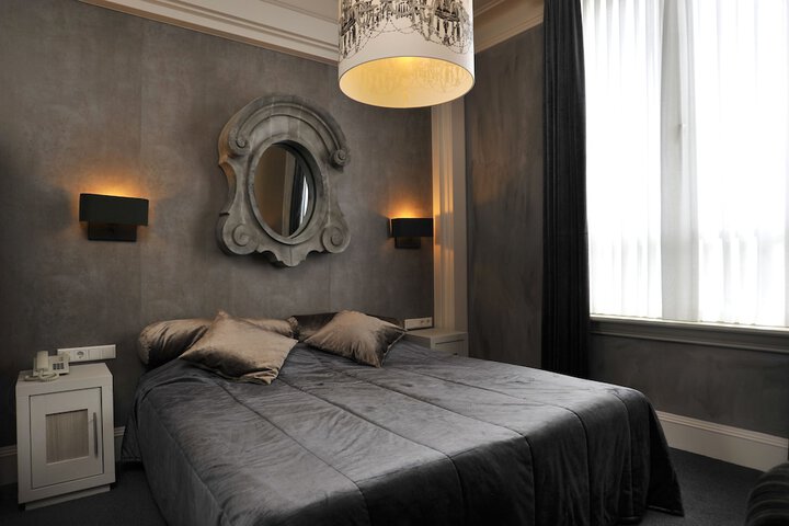 Room 4 of 106