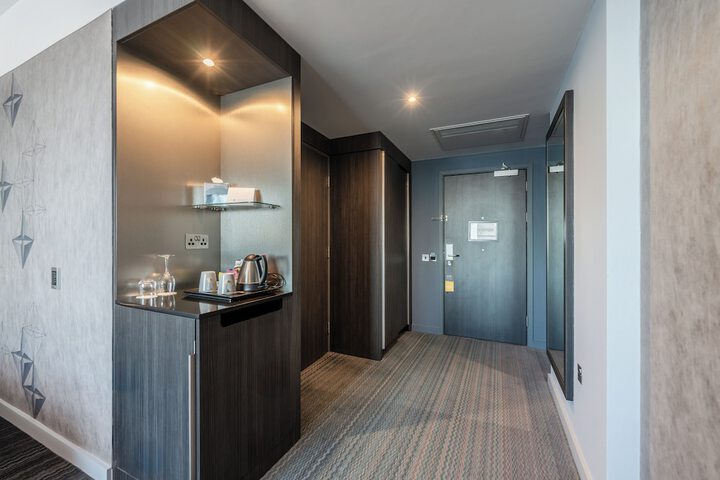 Room 30 of 233