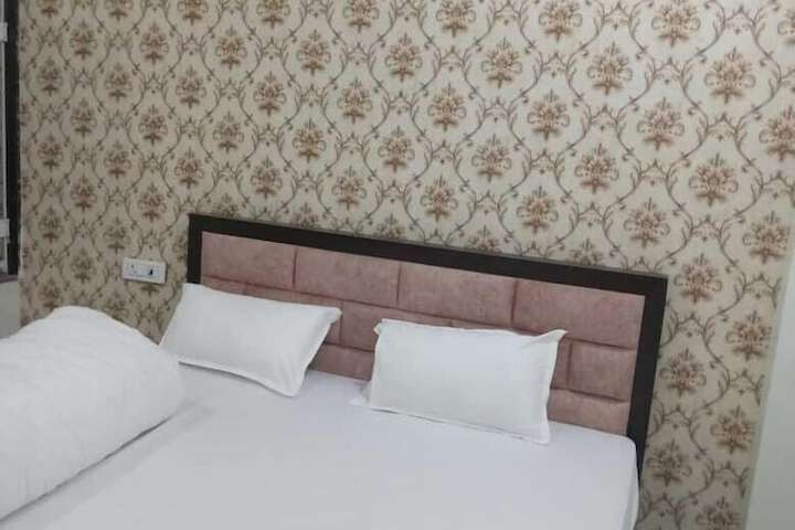 Room 6 of 10