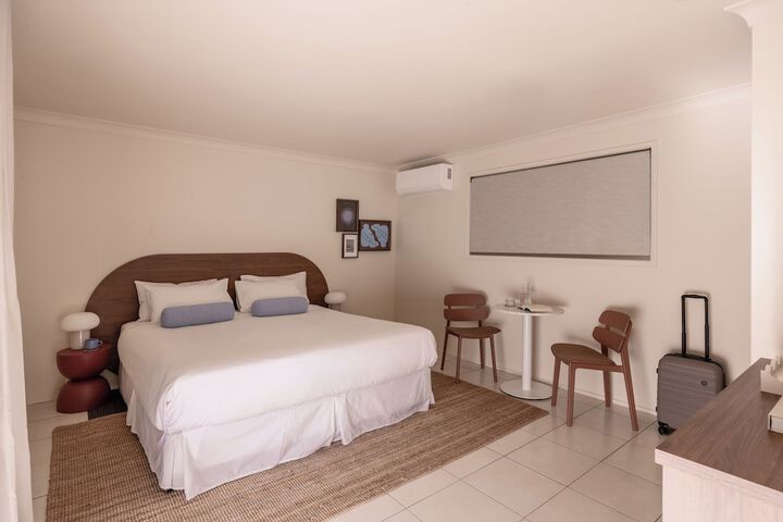 Room 8 of 18