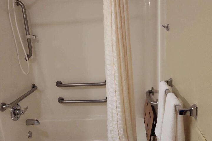 1 King Bed Work Desk Refrigerator WiFi Continental Breakfast (13 of 14)