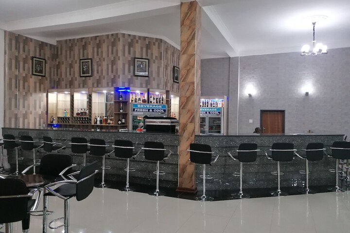 Lounge 16 of 25